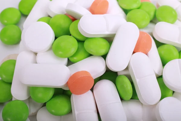 Beyaz arka plan üzerinde izole farklı hapları yığını