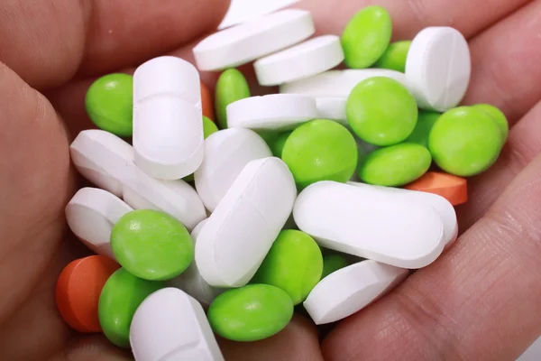 Beyaz arka plan üzerinde izole farklı hapları yığını