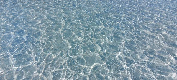透明ターコイズブルーの海の水 — ストック写真