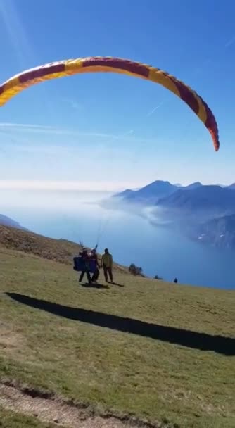 Gleitschirmflieger versuchen abzuheben — Stockvideo