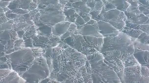 Замедленная съемка прозрачной бирюзово-голубой морской волны — стоковое видео