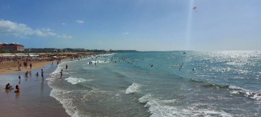 Sahildeki insanlar ve güzel deniz.