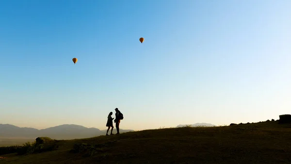 Silhouette de deux amoureux sur un flanc de montagne — Photo