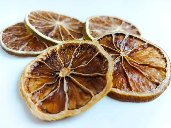 Hafif bir arka planda limon ya da greyfurt dilimleri yuvarlak