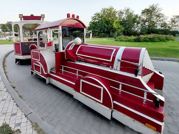 Minibüs durağından Türkiye 'nin göbeğindeki sarsıcı antik bir şehre turistleri taşıyan elektrikli kırmızı bir lokomotif. Turist rotasındaki çekici araç