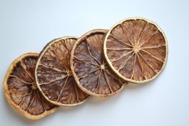  beyaz arkaplanda kuru limon dilimleri