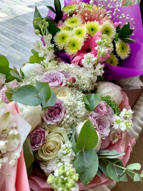 Farklı taze çiçeklerden buketler. Dikey biçim