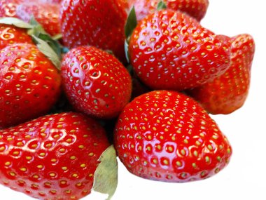 Beyaz arka planda olgun kırmızı büyük çilekler.