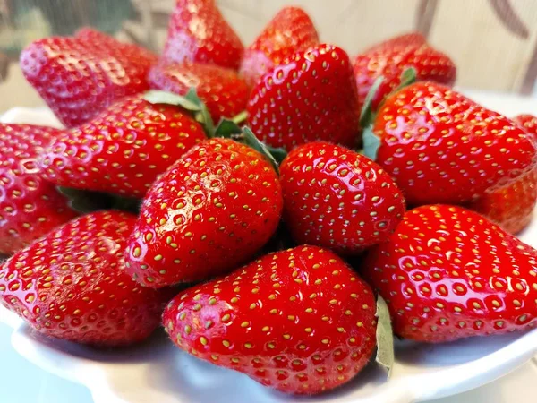 Reife Rote Große Erdbeeren Auf Weißem Hintergrund Nahaufnahme — Stockfoto