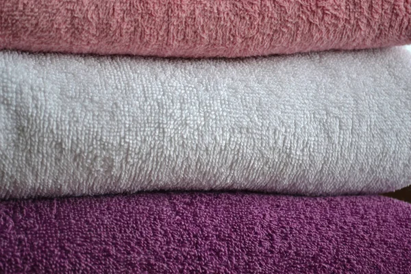 Les Serviettes Éponge Coton Multicolores Sont Empilées Accueil Textile Fond — Photo