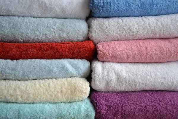 Mnohobarevné Froté Ručníky Jsou Naskládané Domácí Textilní Pozadí — Stock fotografie
