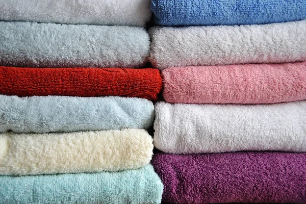 Toalhas Algodão Terry Multi Coloridas São Empilhadas Home Fundo Têxtil — Fotografia de Stock