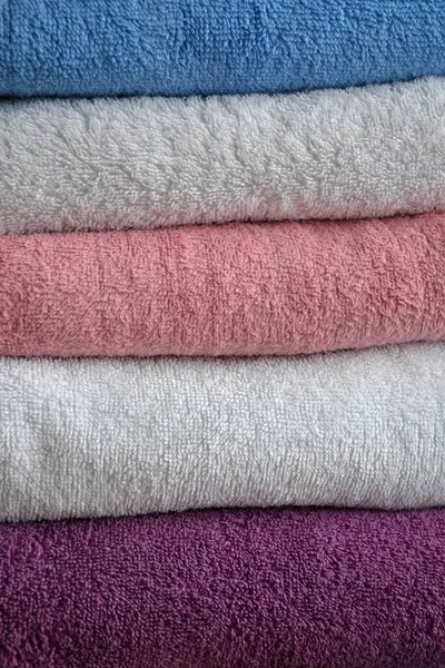 Çok Renkli Pamuklu Havlular Istiflenmiş Tekstil Arkaplanı — Stok fotoğraf