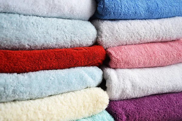 Gli Asciugamani Spugna Cotone Multicolore Sono Impilati Home Tessile Sfondo Immagini Stock Royalty Free