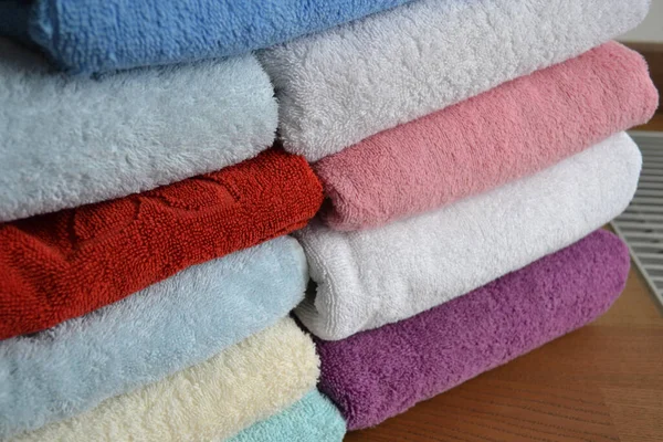 Wielokolorowe bawełniane ręczniki frotte są ułożone — Zdjęcie stockowe