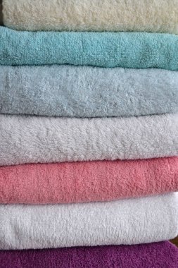 Çok renkli pamuklu havlu istiflenmiş.