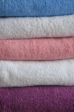 Çok renkli pamuklu havlu istiflenmiş.