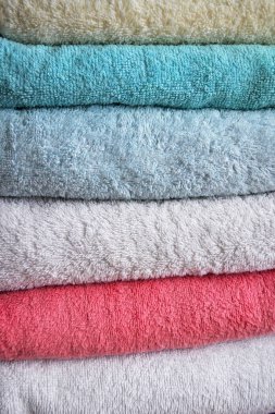 Çok renkli pamuklu havlu istiflenmiş.