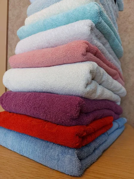 Les Serviettes Éponge Coton Multicolores Sont Empilées Accueil Textile Fond — Photo