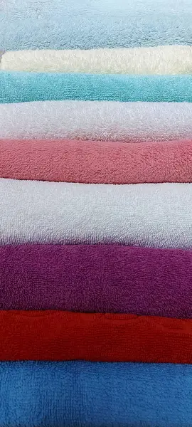 Les Serviettes Éponge Coton Multicolores Sont Empilées Accueil Textile Fond — Photo