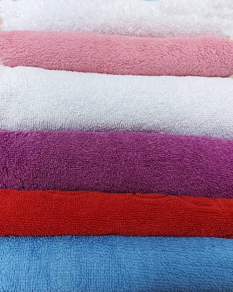 Les Serviettes Éponge Coton Multicolores Sont Empilées Accueil Textile Fond — Photo