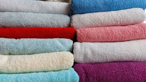 Flerfärgade bomull frotté handdukar staplas — Stockfoto