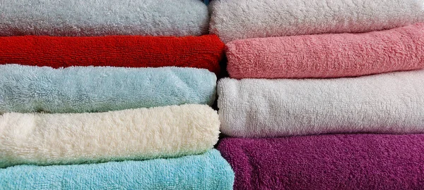 Asciugamani in spugna di cotone multicolore sono impilati Foto Stock