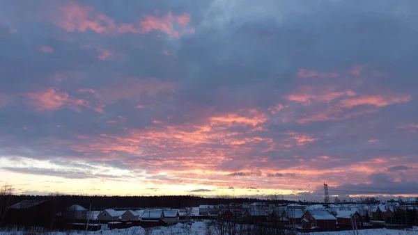 Яскравий Різнокольоровий Захід Сонця Над Сільською Місцевістю Взимку — стокове фото