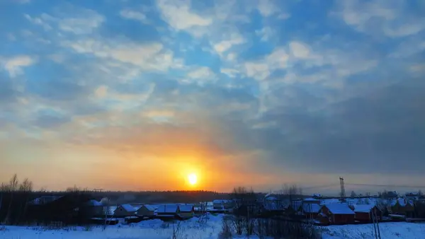 Jasne Pomarańczowe Słońce Zachodzi Nad Horyzontem Wsi Zimie — Zdjęcie stockowe
