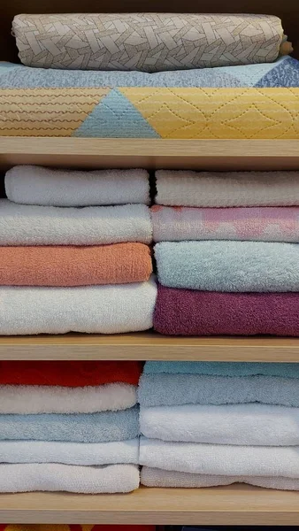 Dolabın Raflarına Düzgünce Dizilmiş Çok Renkli Pamuklu Havlu Tekstil Arkaplanı — Stok fotoğraf