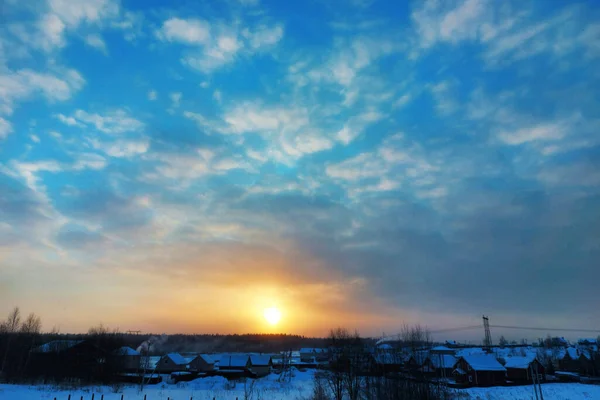 Яркое Оранжевое Солнце Заходит Горизонт Сельской Местности Зимой — стоковое фото