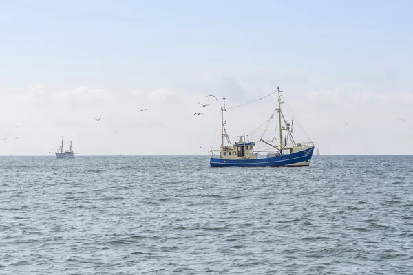 Fiskebåtar på ett hav — Stockfoto