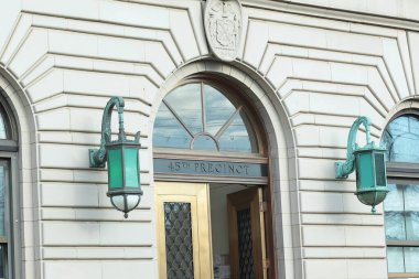 Bronx, New York - 10 Mart 2021: 10465 Barkley Bulvarı 'ndaki New York Polis Departmanı' nın 45.