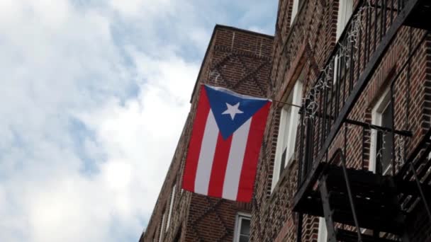 Nueva York Bandera puertorriqueña estableciendo tiro 2 — Vídeos de Stock