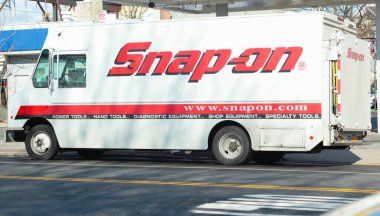 Bronx, New York - 21 Ocak 2021: Amerikalı profesyonel alet üreticisi logolu Snap-on dağıtım kamyonu.