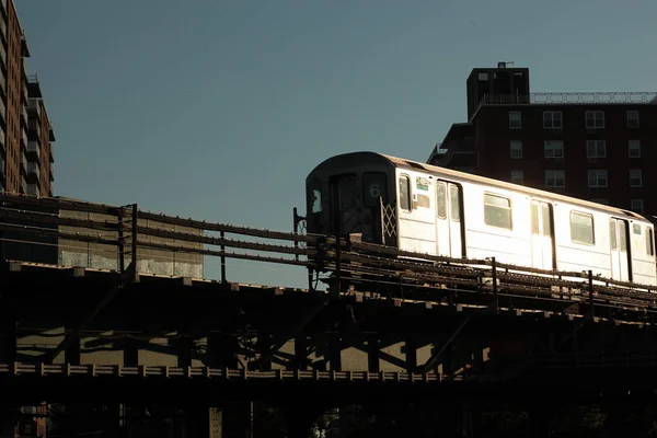 Bronx New York Zilveren Verhoogde Metro Trein Reflecteert Vroege Ochtend — Stockfoto