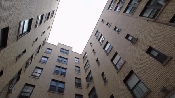 : duizelingwekkende draaiende binnenplaats New York huurwoning gebouw verticaal uitzicht — Stockvideo