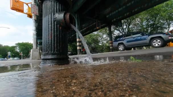 Yavaş çekim New York şehri yangın musluğu — Stok video