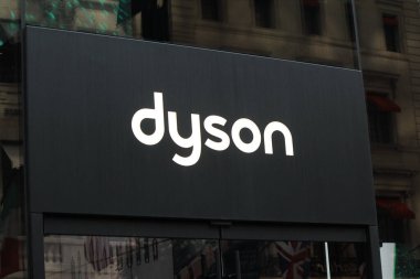 New York, New York - 26 Ağustos 2021: Manhattan şehir merkezindeki Dyson vakum üreticisi perakende mağazası tabelası 