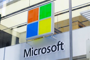 New York, New York - 26 Ağustos 2021: Midtown Manhattan 'da logolu Microsoft mağaza penceresi