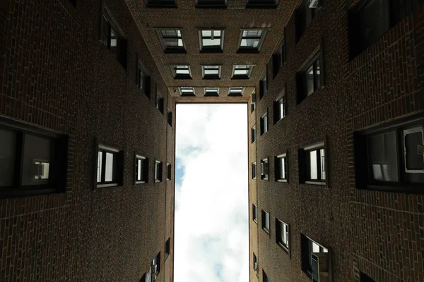 Uppåtblickande Perspektiv Molnig Himmel Genom Inramning Bostadskvarter Bronx New York — Stockfoto