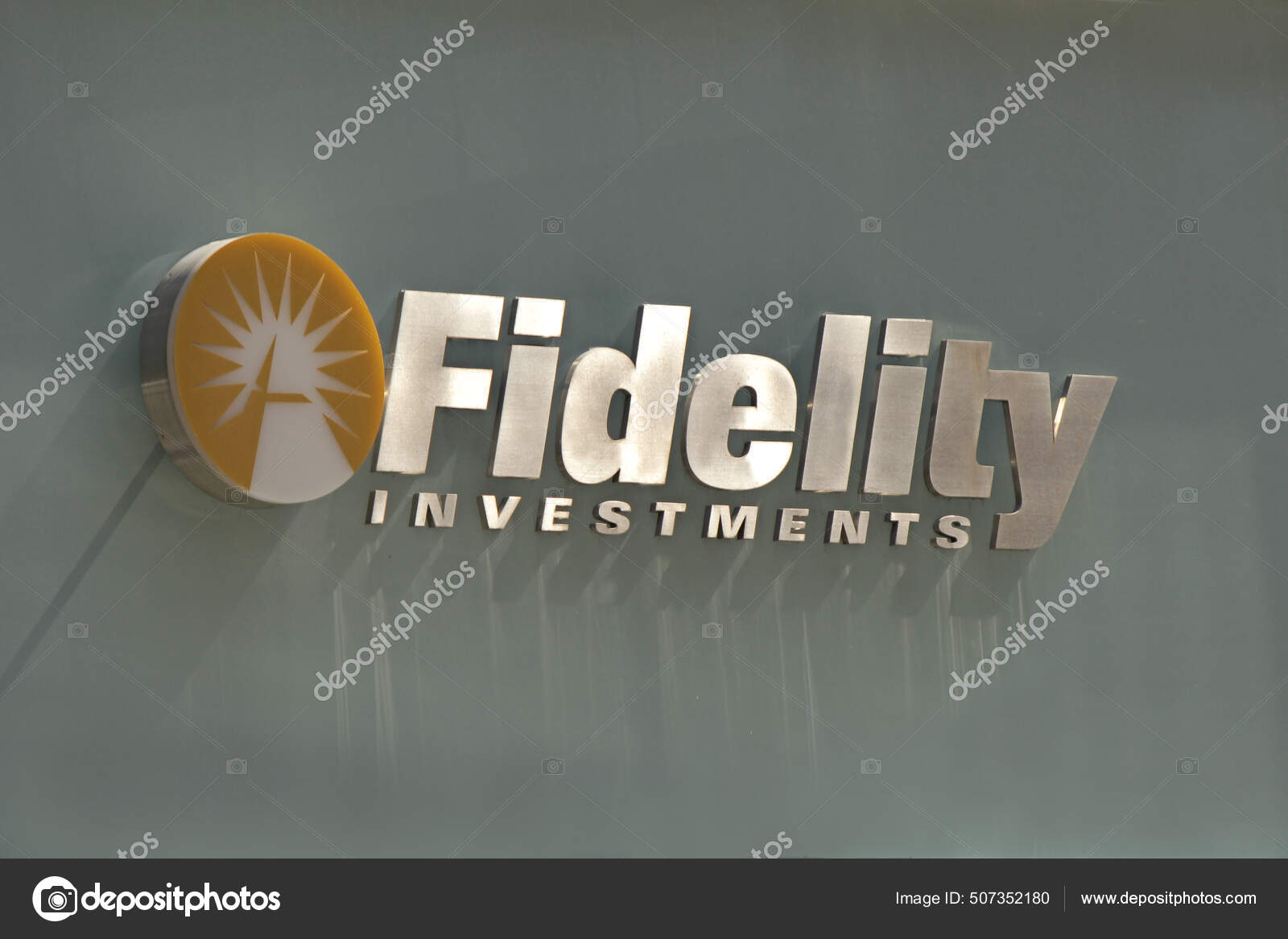 2021年8月26日富达投资公司Fidelity Investments 的新金属标志标有曼哈顿中城办公大楼的名称和标志—— 库存社论照片©  kasasagiproductions@yahoo.com #507352180