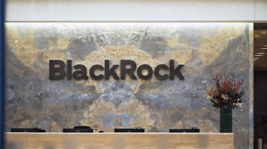New York, New York - 21 Aralık 2025: Yatırım yönetim şirketi Blackrock, Inc. şirket logosu Manhattan 'daki 50 Hudson Yards' da bulunan resepsiyon alanı.