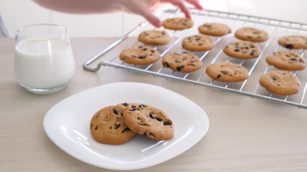 Mulher Cozinhar Biscoitos Chocolate Mão Feminina Colocar Biscoitos Recém Assados — Vídeo de Stock