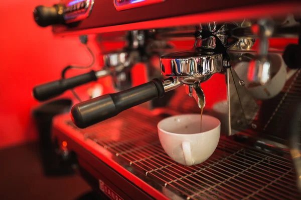 Kırmızı kahve makinesi kahve yapayım