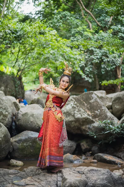 Asien kvinnor waring thailändsk stil klänning — Stockfoto