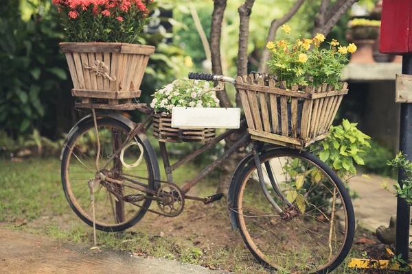 Bicicleta vintage con flores — Foto de Stock