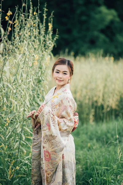 A menina bonito com yukata japonês — Fotografia de Stock