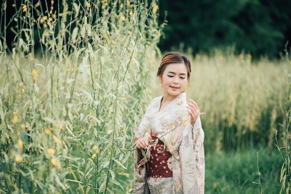 Das mädchen süß mit japanisch yukata — Stockfoto