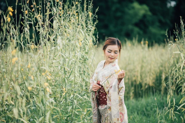 A menina bonito com yukata japonês — Fotografia de Stock